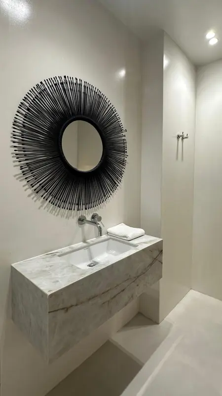 Un lavabo en marbre est installé dans une salle de bain minimaliste.