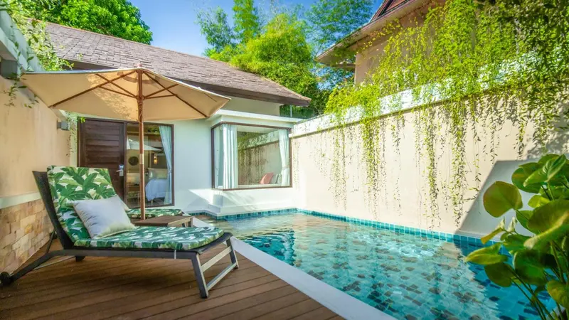 Terrasse avec transats et petite piscine privée.