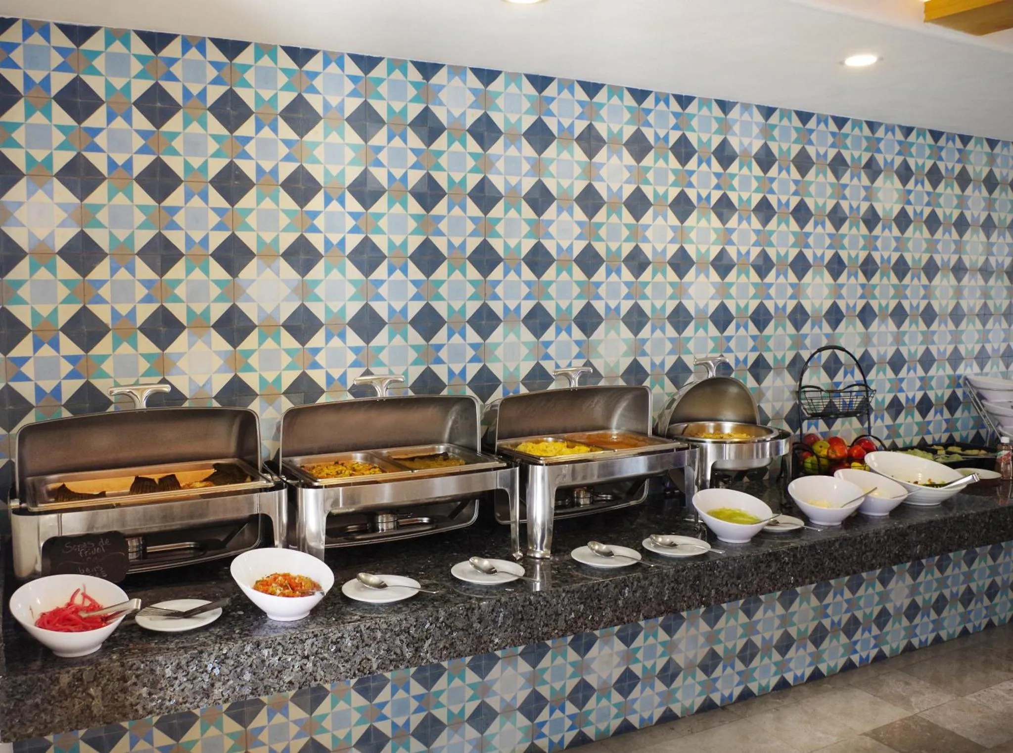 Un buffet propose une variété de plats chauds et de salades.