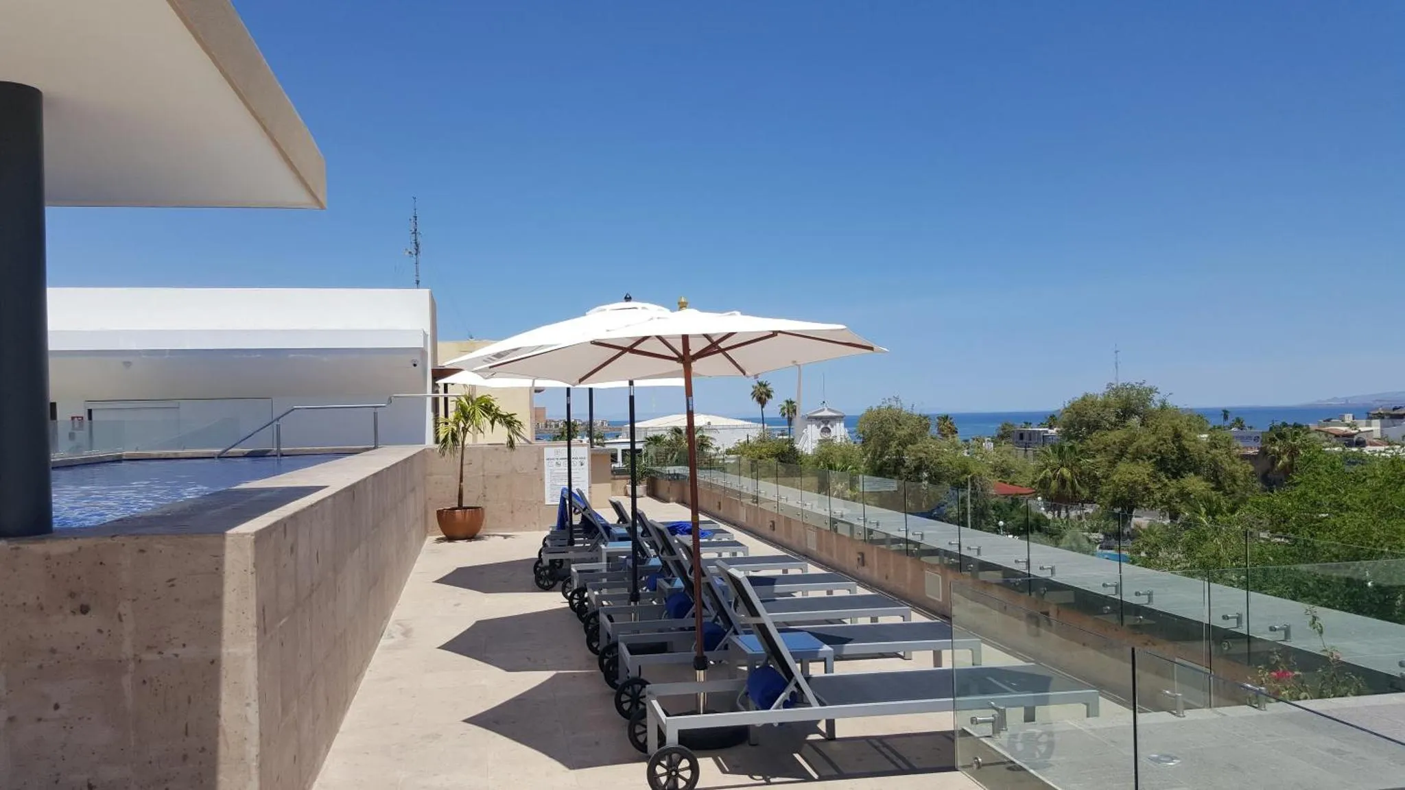 Terrasse avec transats et vue sur la mer.