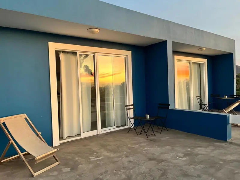 Terrasse avec mobilier d'extérieur et vue sur le coucher de soleil.