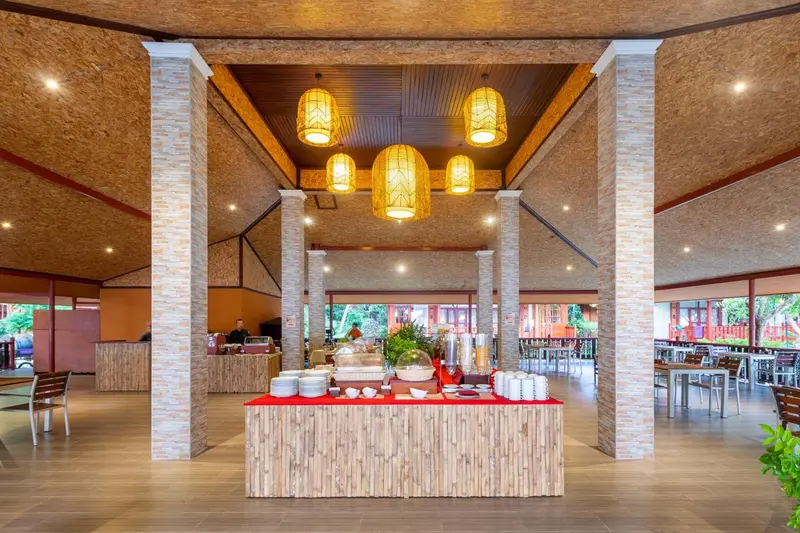 Un buffet de nourriture est présenté dans une salle à manger lumineuse.