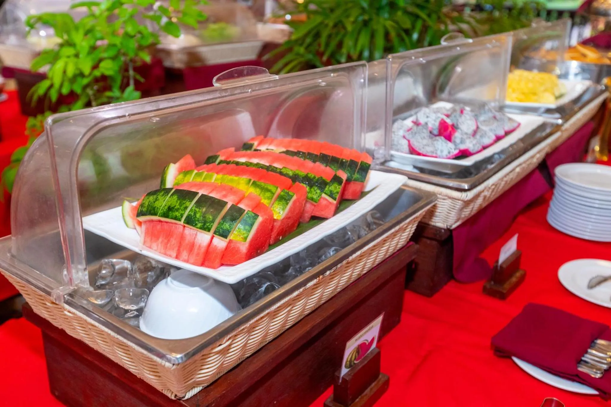 Présentation de fruits frais sur un buffet.