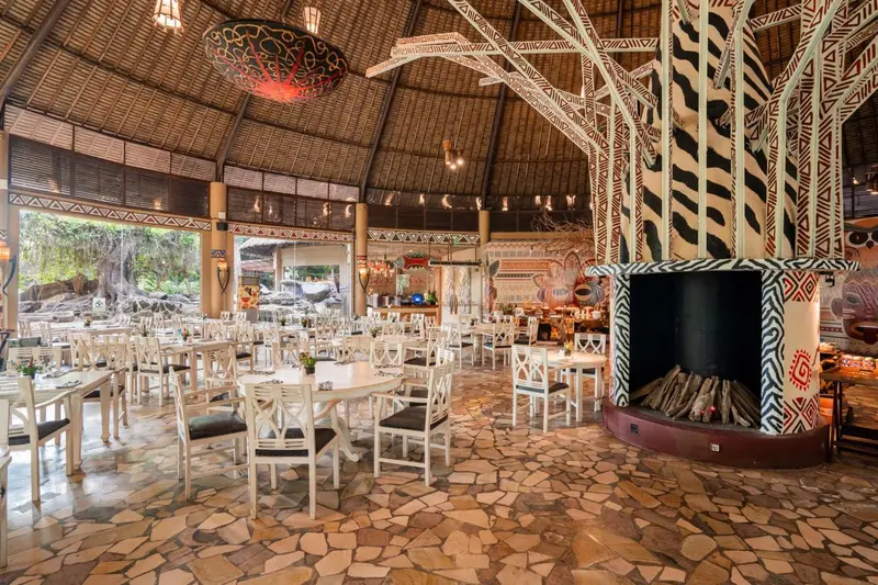 Une salle de restaurant spacieuse avec des tables dressées et une décoration originale.