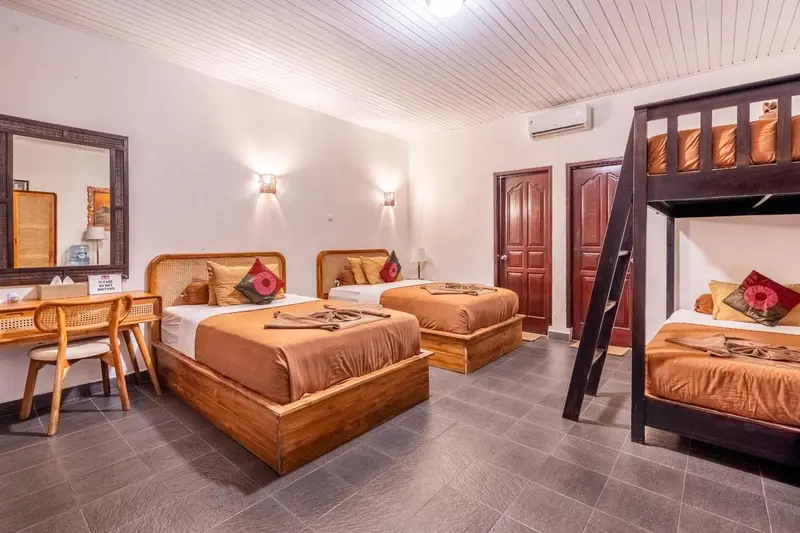 Chambre avec lits superposés et décoration en bois.