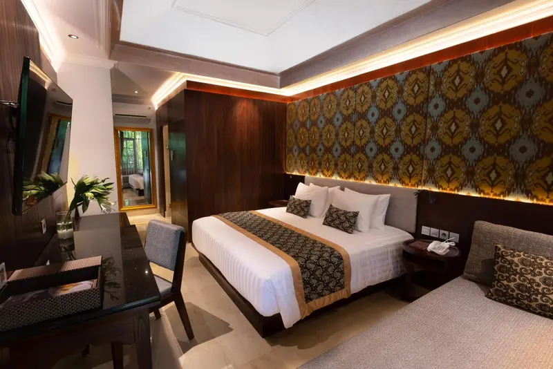 Chambre moderne avec un grand lit et un espace détente.