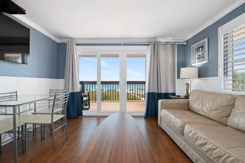 Un salon lumineux s'ouvre sur une terrasse avec vue sur la mer.