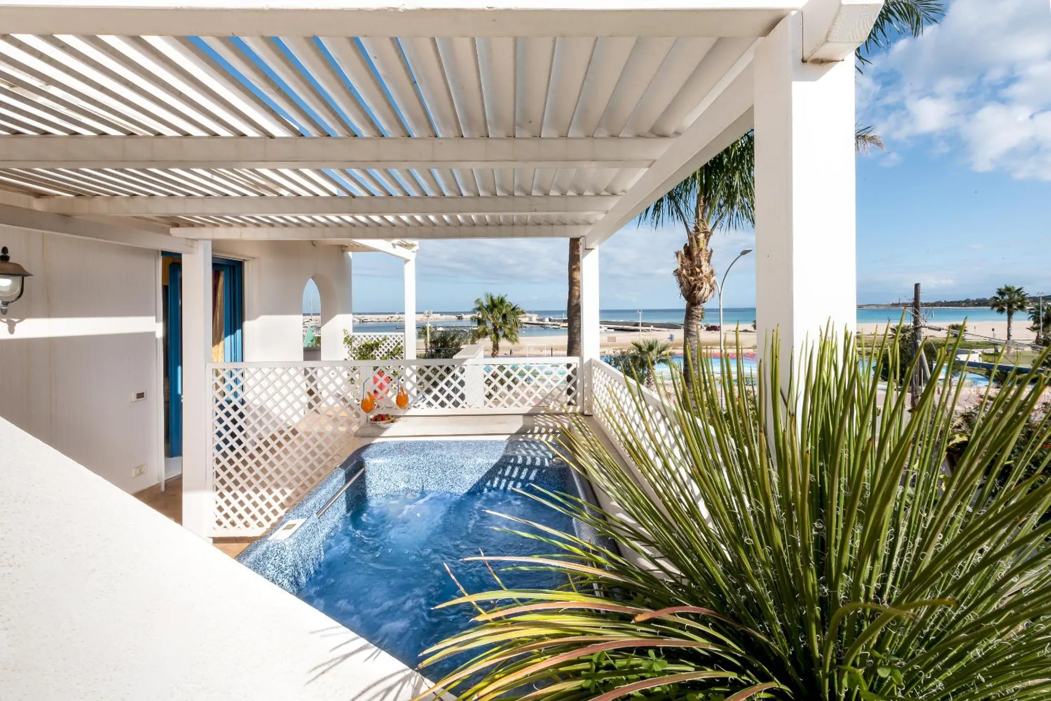 Terrasse avec piscine et vue sur la mer.