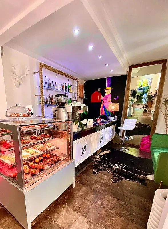 Un comptoir de pâtisseries et de boissons propose une variété de gourmandises et de boissons.