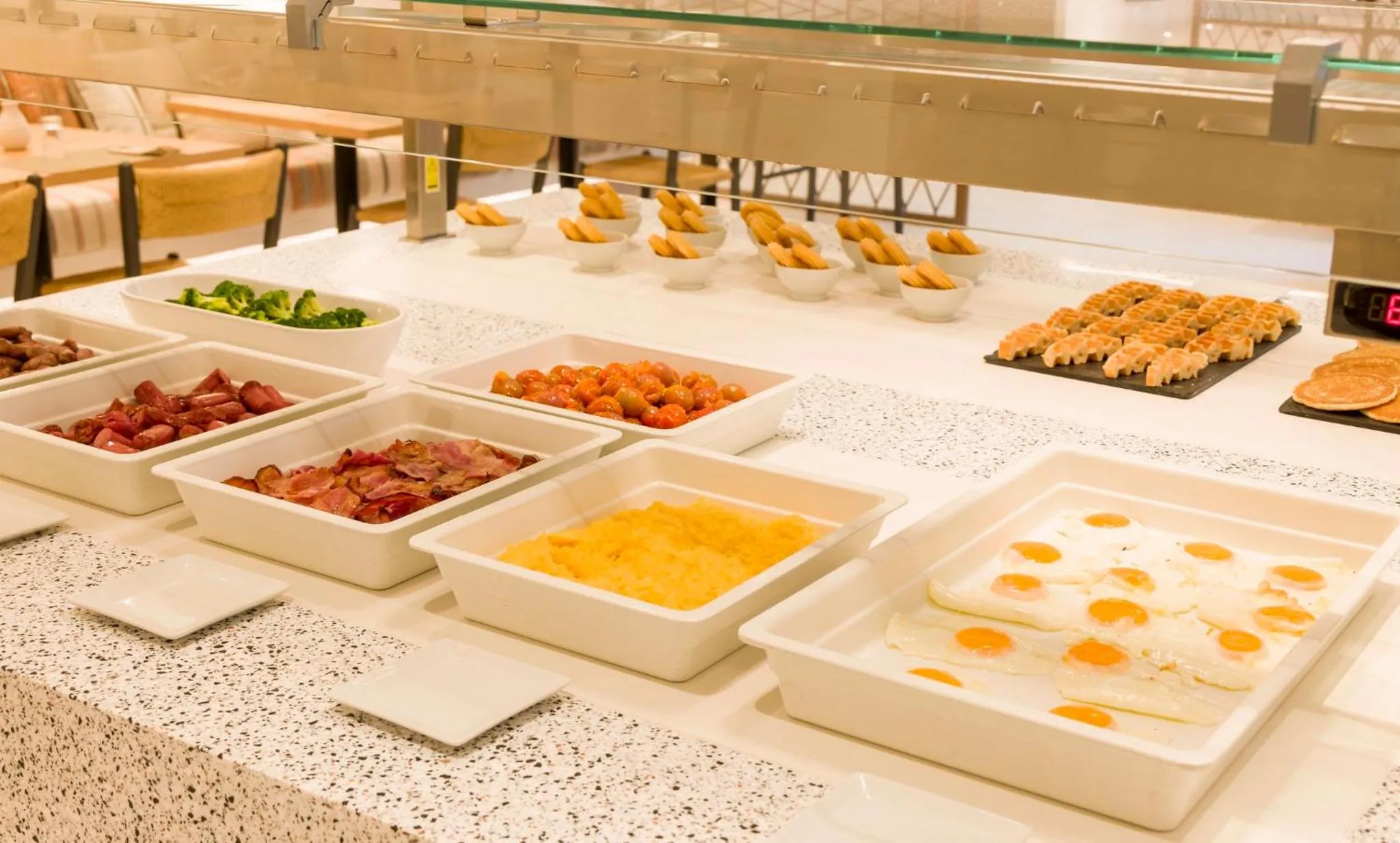 Un buffet propose une variété de plats chauds et froids.