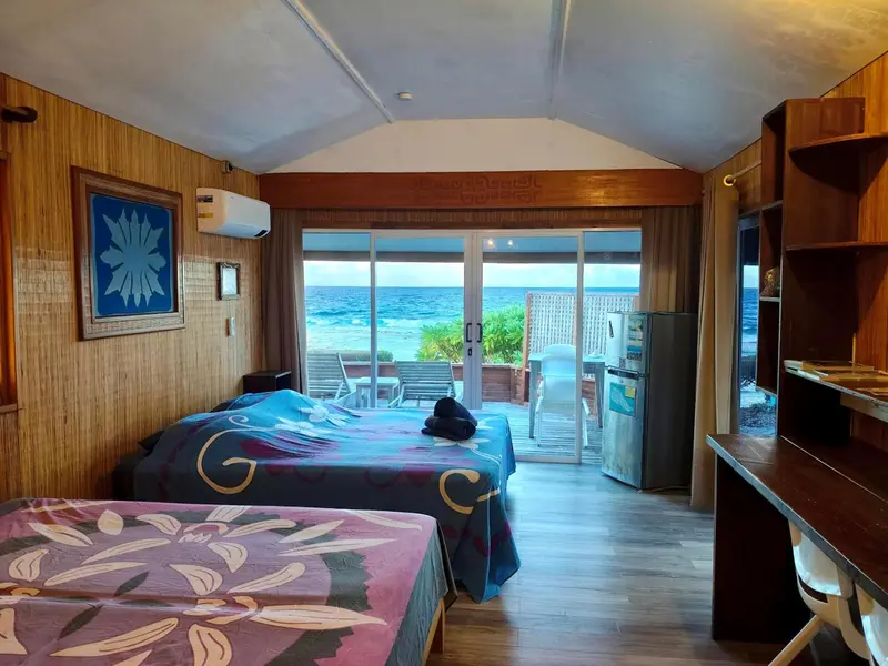 Une chambre lumineuse donne sur une terrasse avec vue sur la mer.
