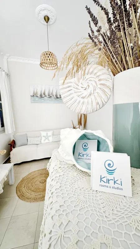 Une pièce lumineuse avec un canapé blanc et une décoration marine.
