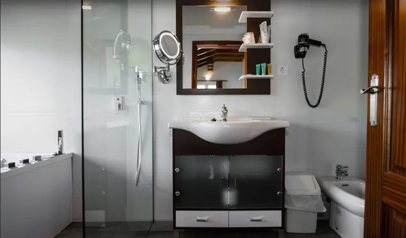 Une salle de bain moderne avec douche à l'italienne et vasque sur meuble.