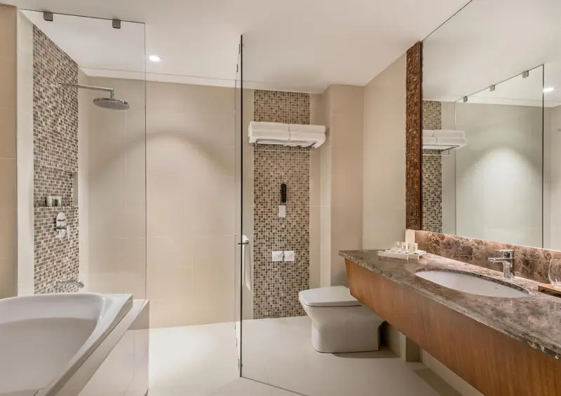 Une salle de bain moderne avec douche à l'italienne et vasque sur meuble.