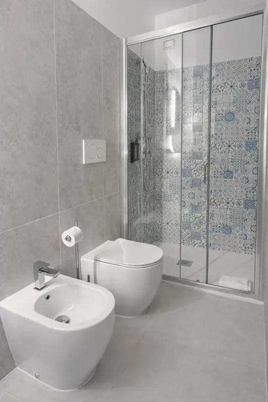 Une salle de bain moderne avec douche à l'italienne et carrelage décoratif.