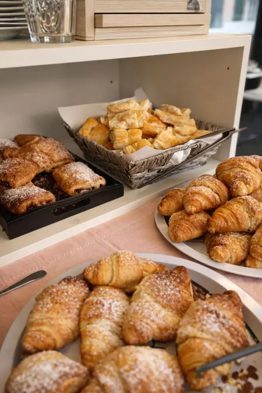 Assortiment de viennoiseries sur un buffet.