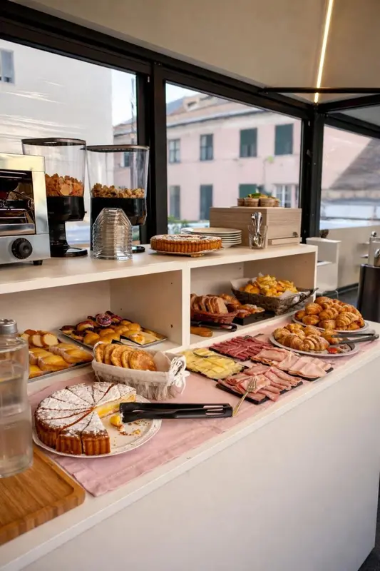 Un buffet propose des pâtisseries, des viennoiseries et de la charcuterie.