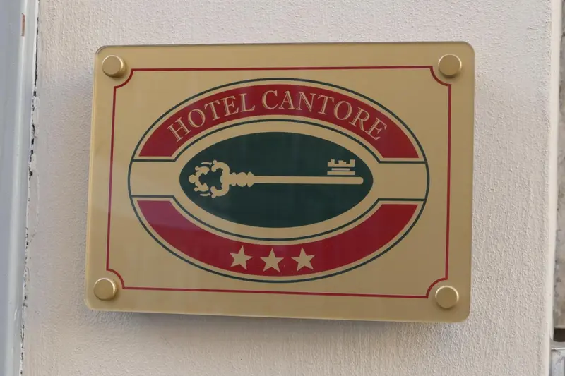 Plaque signalétique d'un hôtel avec une clé et des étoiles.