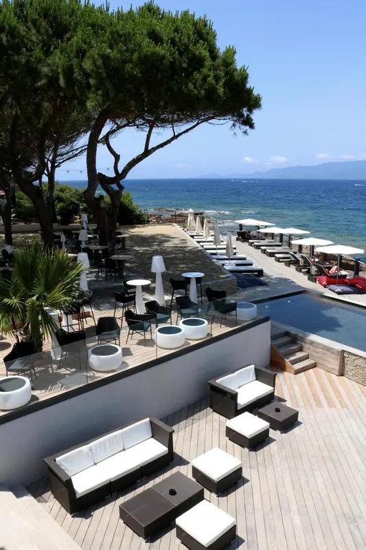 Terrasse aménagée avec mobilier de détente et vue sur la mer.