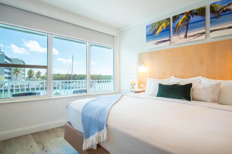Une chambre lumineuse avec un grand lit et une vue sur la mer.