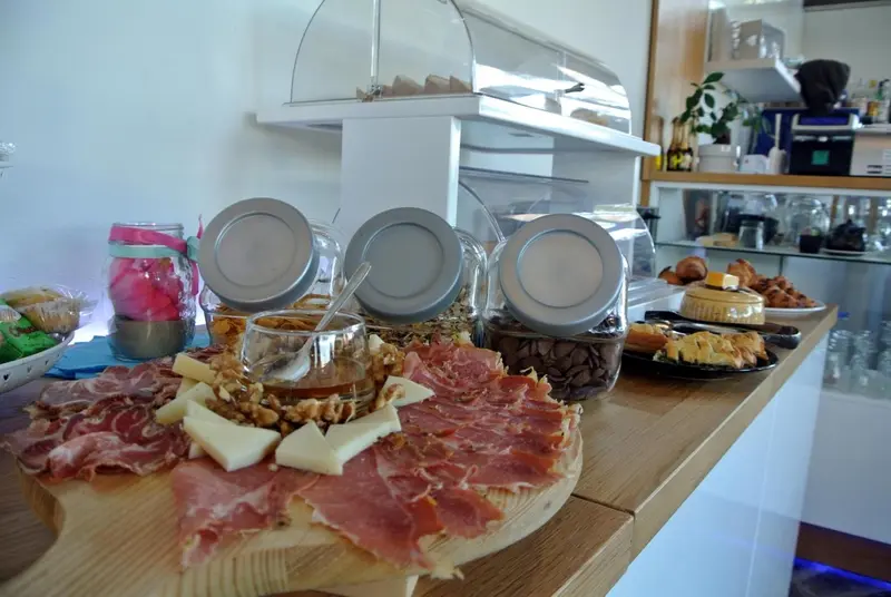 Un buffet propose des viennoiseries, des charcuteries et des confitures.
