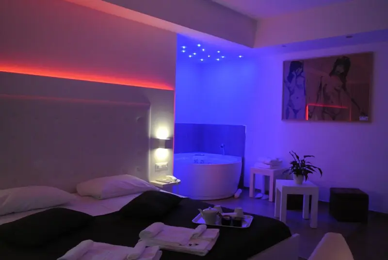 Une chambre moderne avec un lit et une baignoire.