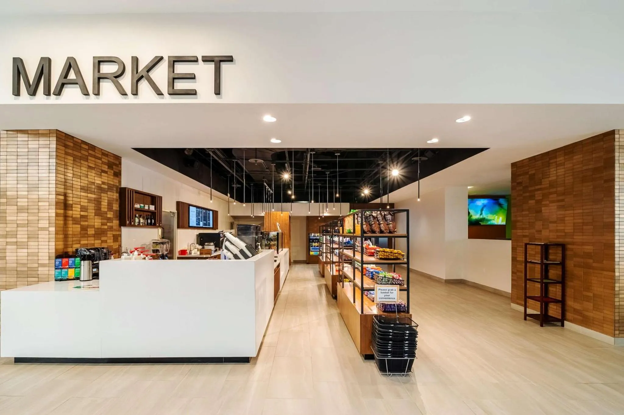 Un comptoir de vente présente des produits alimentaires et des boissons dans un espace lumineux.