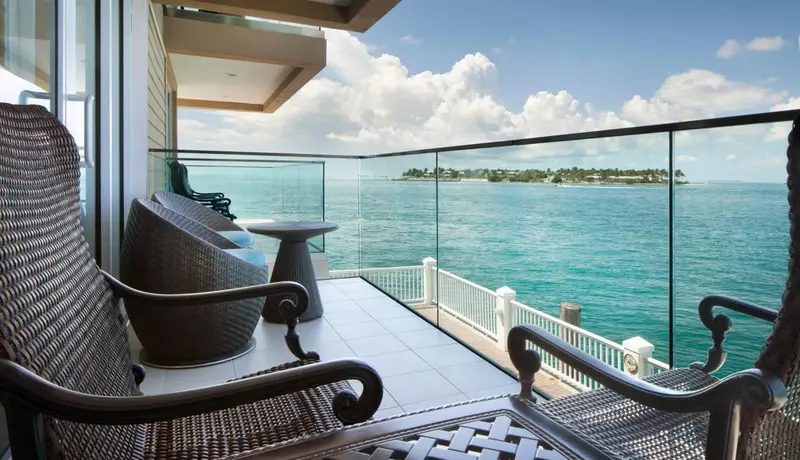 Terrasse avec mobilier d'extérieur donnant sur la mer.
