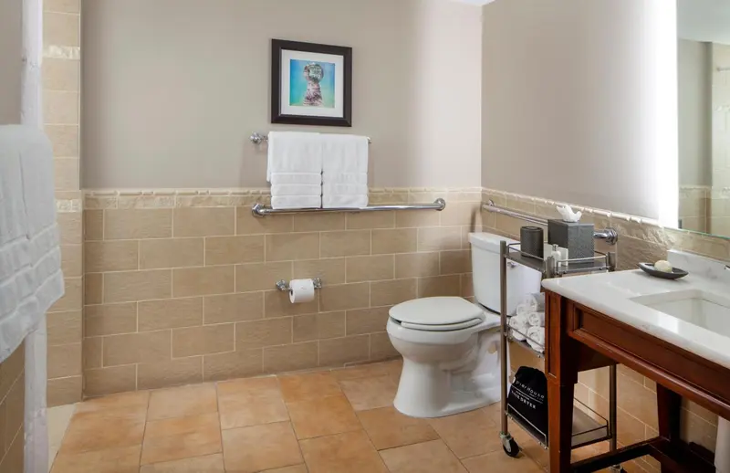 Une salle de bain avec des équipements et des serviettes.