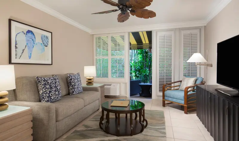 Espace de détente intérieur avec canapé et fauteuil.
