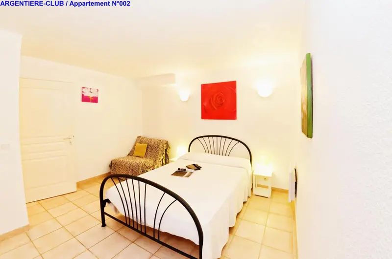 Une chambre lumineuse avec un lit à baldaquin et des murs colorés.