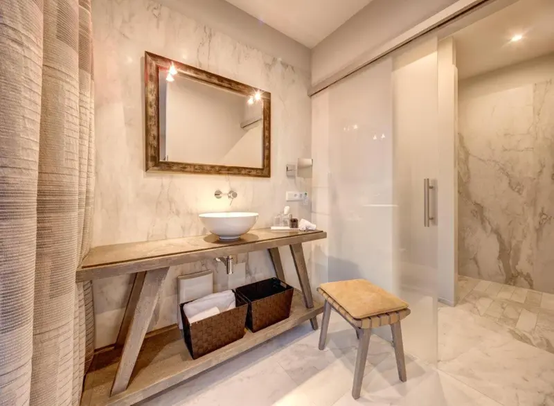 Une salle de bain moderne avec une douche à l'italienne et un meuble-lavabo en bois.