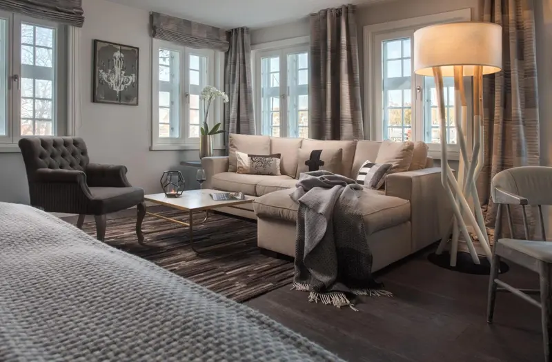 Un salon chaleureux avec canapés confortables et éclairage tamisé.