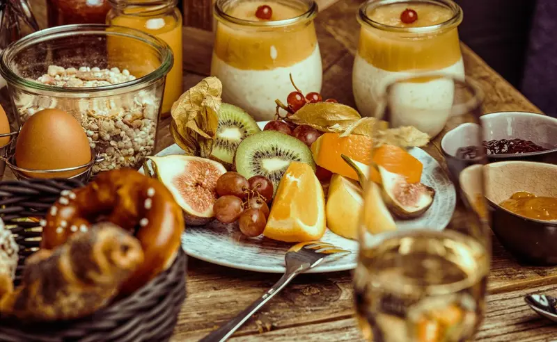 Une table garnie de divers aliments et boissons pour un repas.