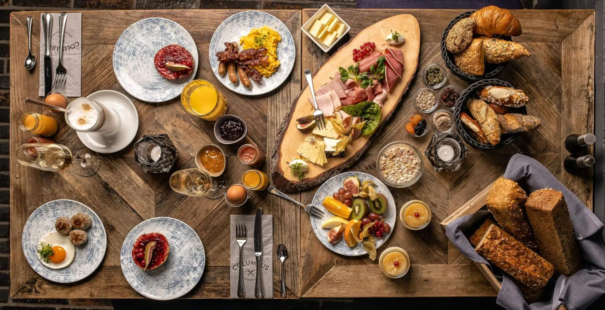 Table garnie de divers plats et boissons pour un repas.