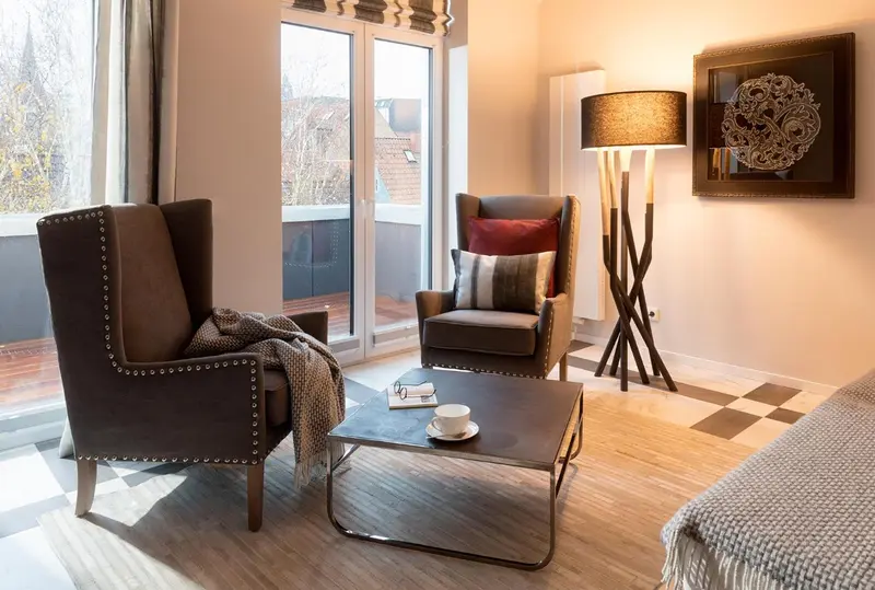 Un salon chaleureux avec deux fauteuils et une table basse.