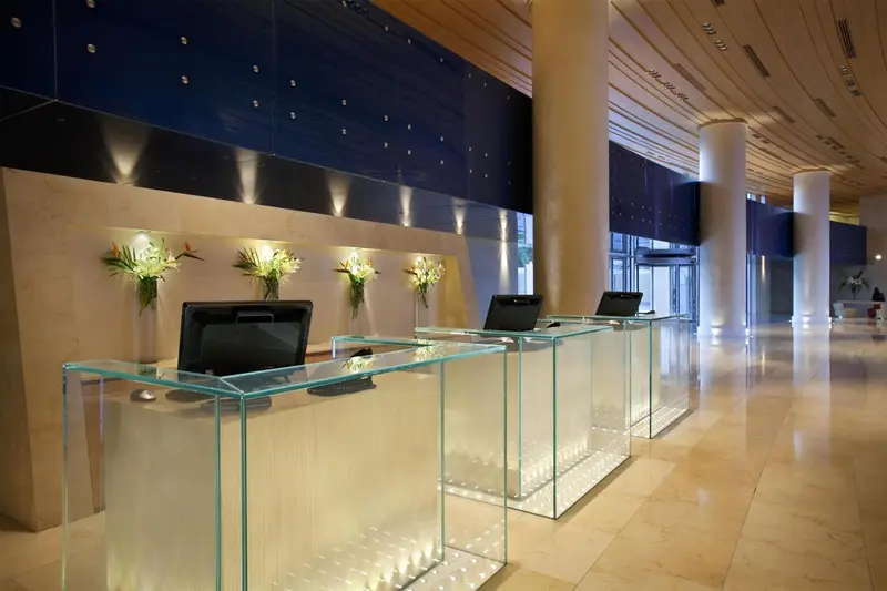 Comptoirs d'accueil modernes dans un hall d'hôtel lumineux.