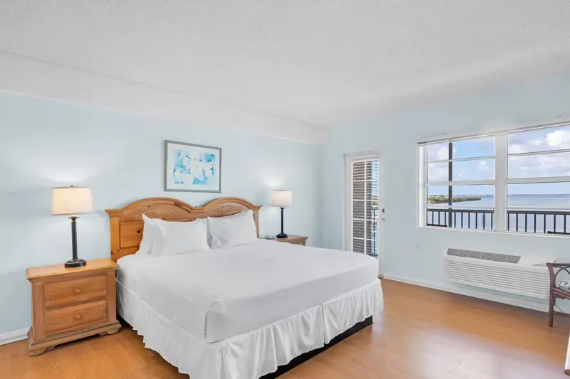 Une chambre lumineuse avec un grand lit et une vue sur la mer.