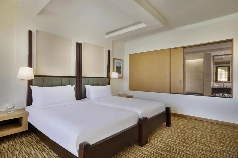 Une chambre lumineuse avec un grand lit et un mobilier en bois.