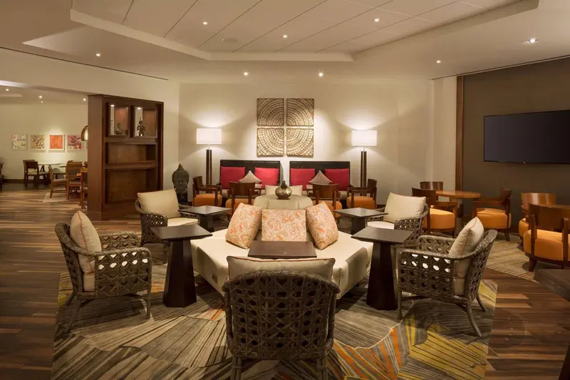 Un espace de détente intérieur avec des fauteuils et des canapés.
