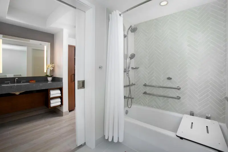 Une salle de bain moderne avec douche et baignoire.