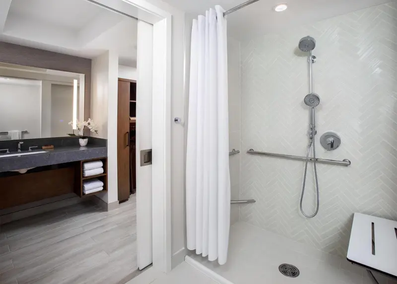 Une salle de bain moderne avec douche à l'italienne et vasque.