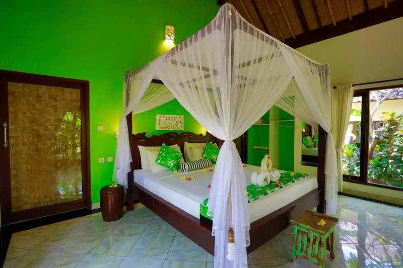 Une chambre avec un lit à baldaquin et une décoration florale.