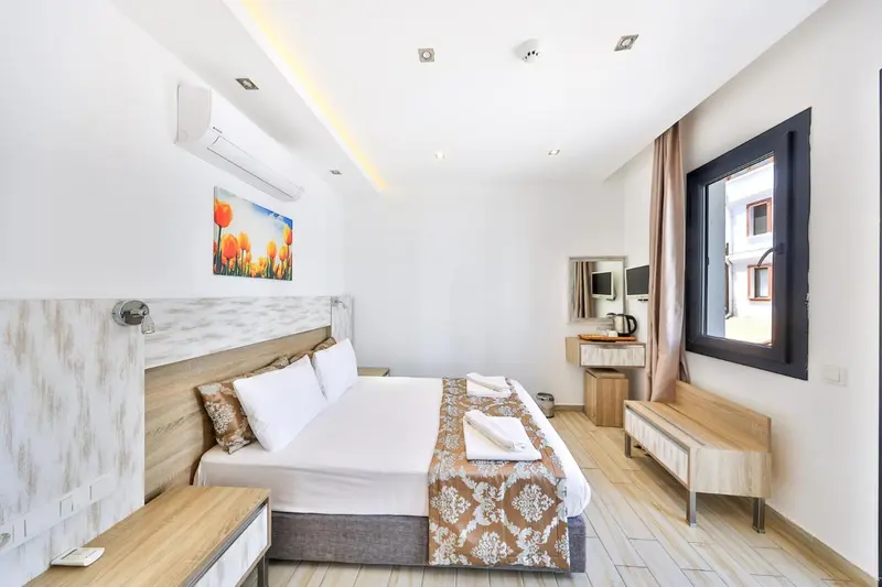 Une chambre lumineuse avec un grand lit et une décoration sobre.