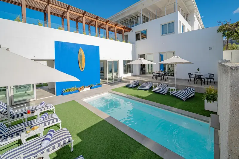 Espace extérieur avec piscine et mobilier de détente.