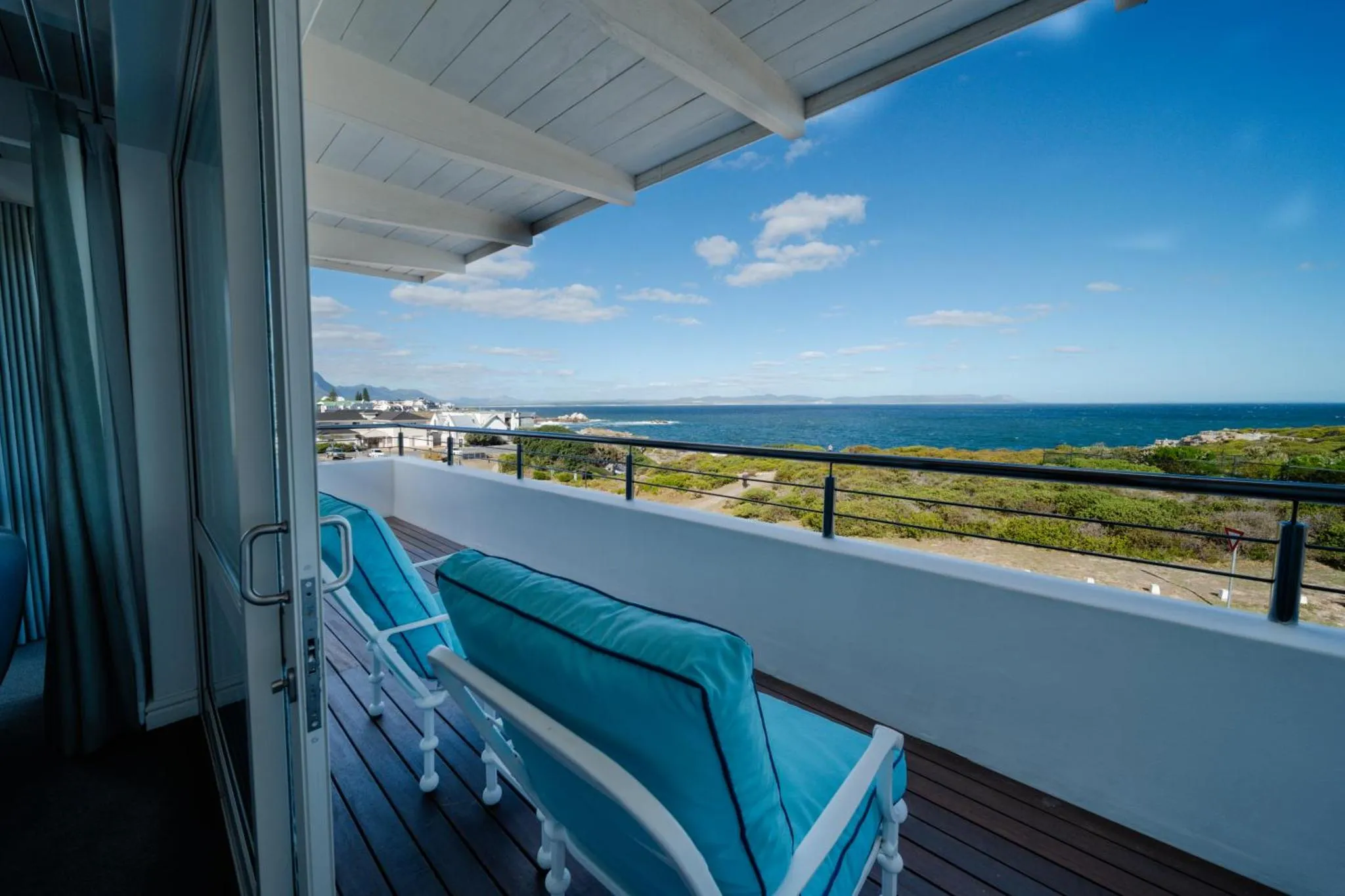 Terrasse avec transats et vue sur la mer.