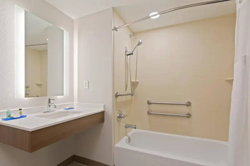 Une salle de bain lumineuse avec douche et baignoire.