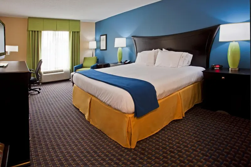 Une chambre d'hotel avec un grand lit et un espace de travail.