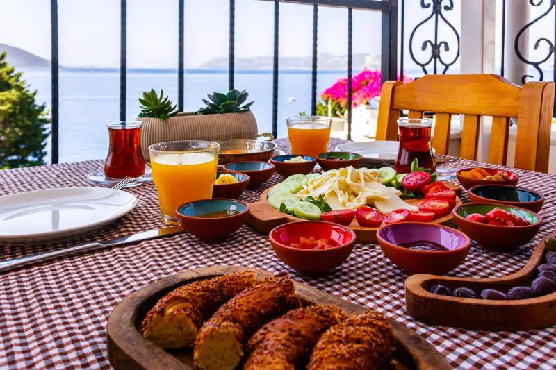 Une table dressée pour le petit-déjeuner avec vue sur la mer.