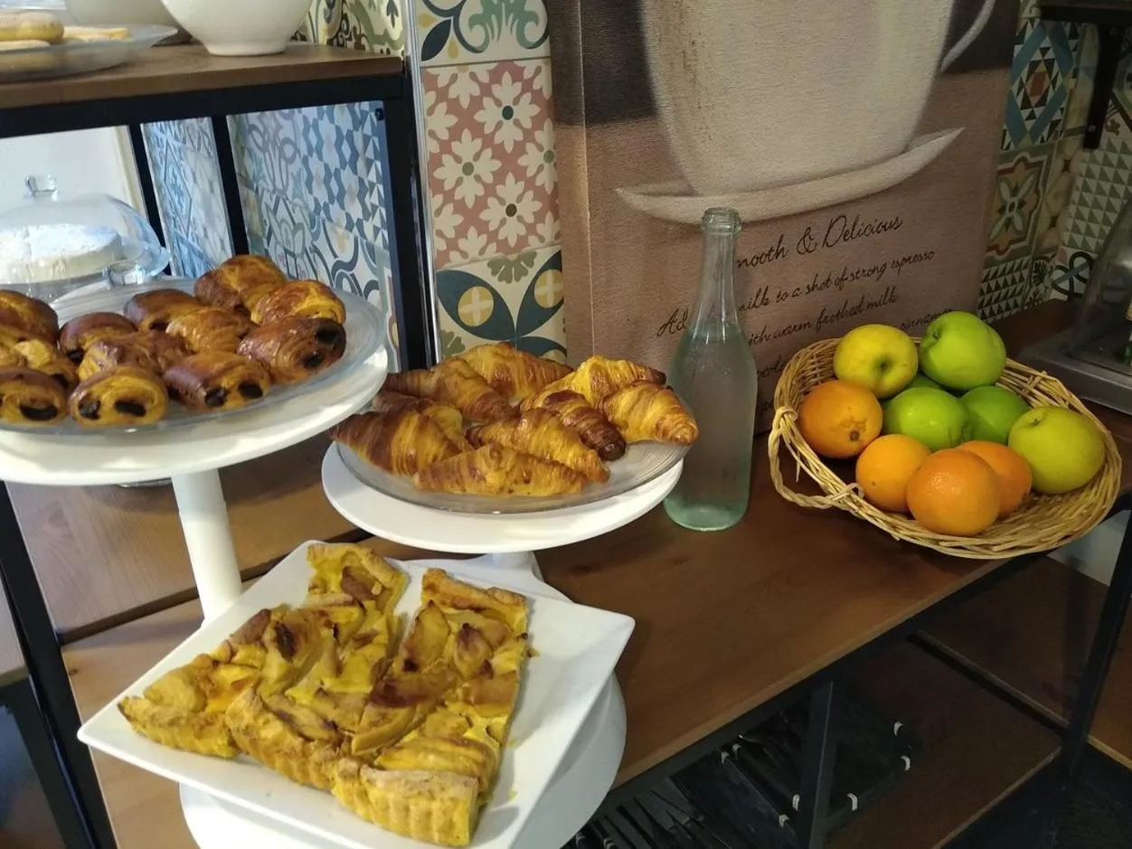 Présentation de viennoiseries et de fruits frais sur un comptoir.